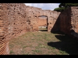 01455 ostia - regio ii - insula vi - casa dell'ercole bambino (ii,vi,3-4) - via della corporazzioni - raum suedl raum (1) - bli ri osten - 09-2022.jpg